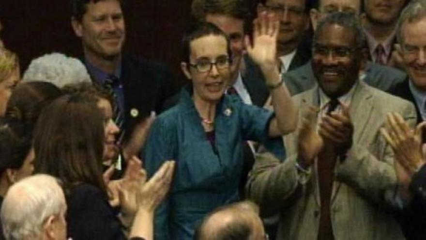 Gabrielle Giffords, recibida entre aplausos en el Congreso
