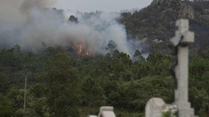 El incendio registrado en julio entre Lobios y Muiños, cuya autoría atribuyó la Guardia Civil al jefe de emergencias absuelto. // Brais Lorenzo