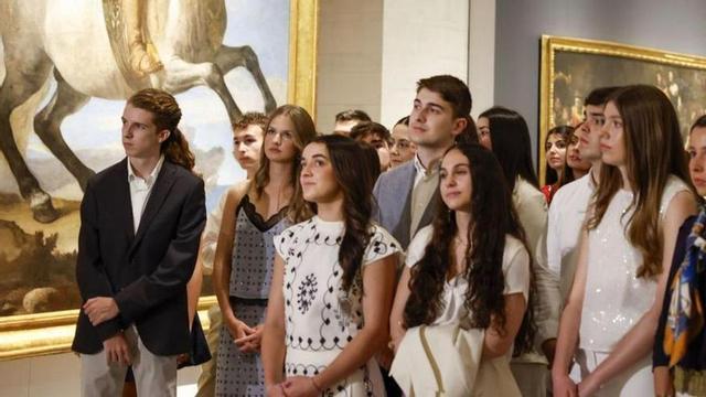 Sergio Fernández, a la derecha de la infanta Sofía, durante la visita.