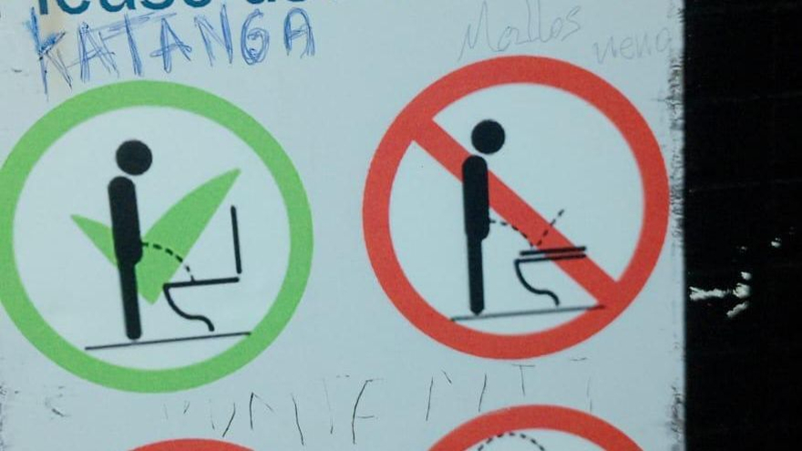 Cartel en un baño de A Coruña