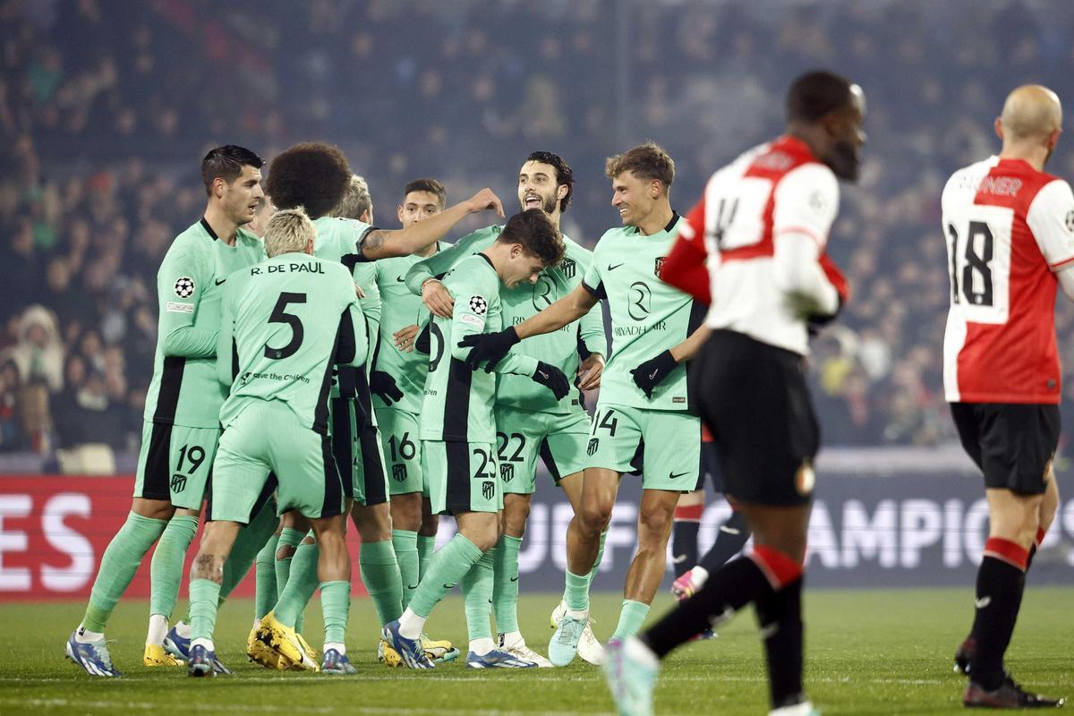 Los jugadores del Atlético celebran el primer gol atlético en Rotterdam.