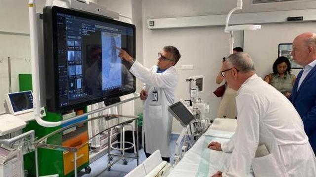 Los jefes de Servicio de Cardiología, José Ramón Ruiz Arroyo, y de Angiología y Cirugía Vascular, José Manuel Buisán, explicando el procedimiento al consejero de Sanidad, Ángel Sanz