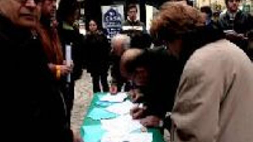 El PP recoge firmas a favor del referéndum del Estatuto catalán en 17 municipios de Badajoz