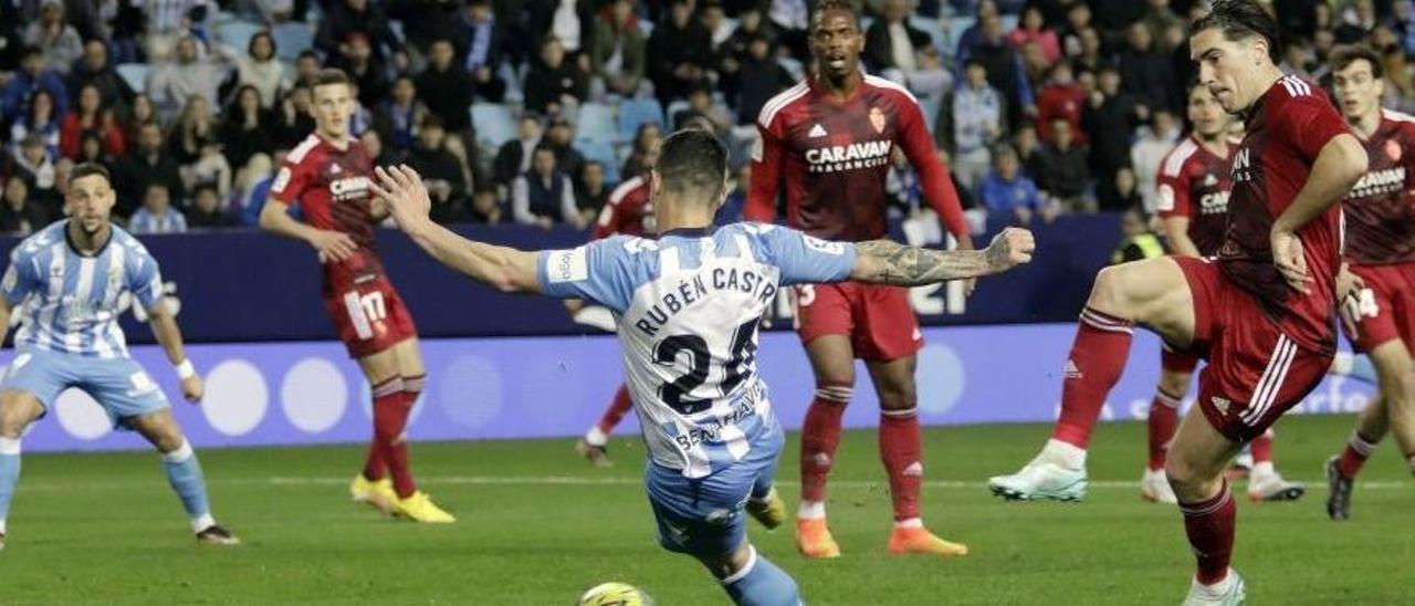 Rubén Castro marca su primer gol ante el Zaragoza con Larra sin poder frenar al delantero.