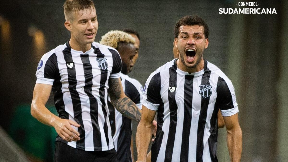 Los jugadores del Ceará celebran un gol ante el Wilstermann.