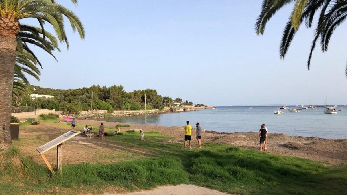 Playa para perros en ses Figueres, Ibiza.