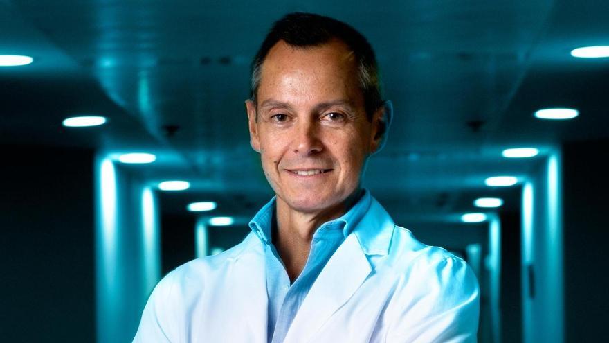 El doctor Emilio Juan García ha sido el primer traumatólogo de la sanidad privada en Aragón en aplicar varias de las técnicas más novedosas que actualmente existen para la artrosis de rodilla.
