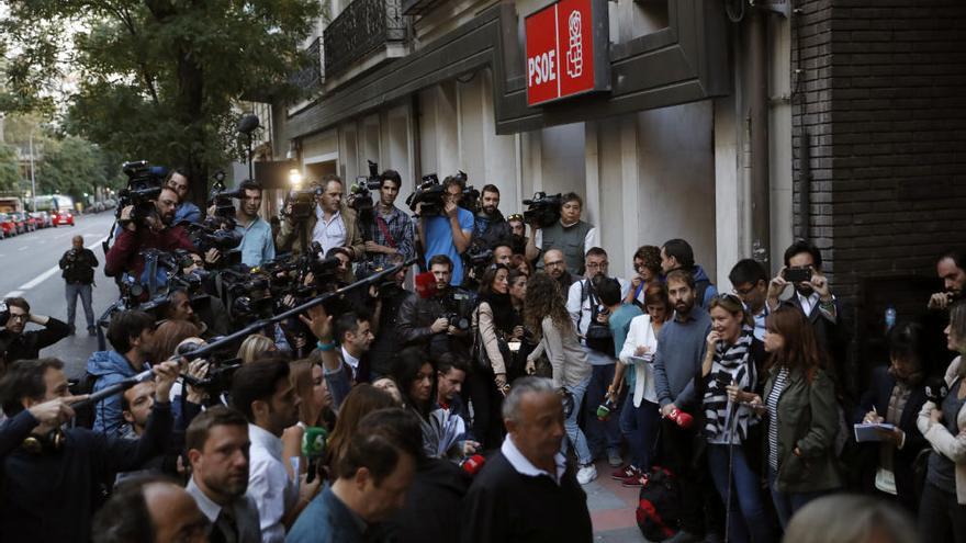 Imágenes de una jornada clave: Tensión e insultos en Ferraz