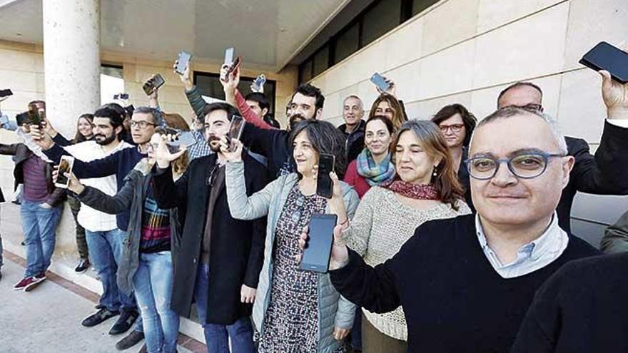 Los periodistas de Diario de Mallorca se concentraron ayer, a las puertas del edificio, en defensa de la libertad de información.