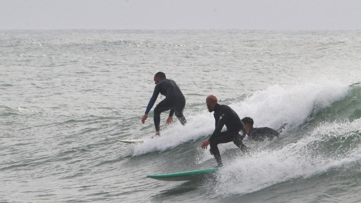 Temporal en la playa El Dedo con surfistas