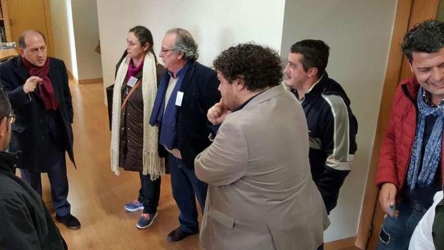 Percebeiros de Baiona, ayer en el Parlamento Galego con Leiceaga y el portavoz del PSOE en Baiona, Rafael Lores. // D.P.