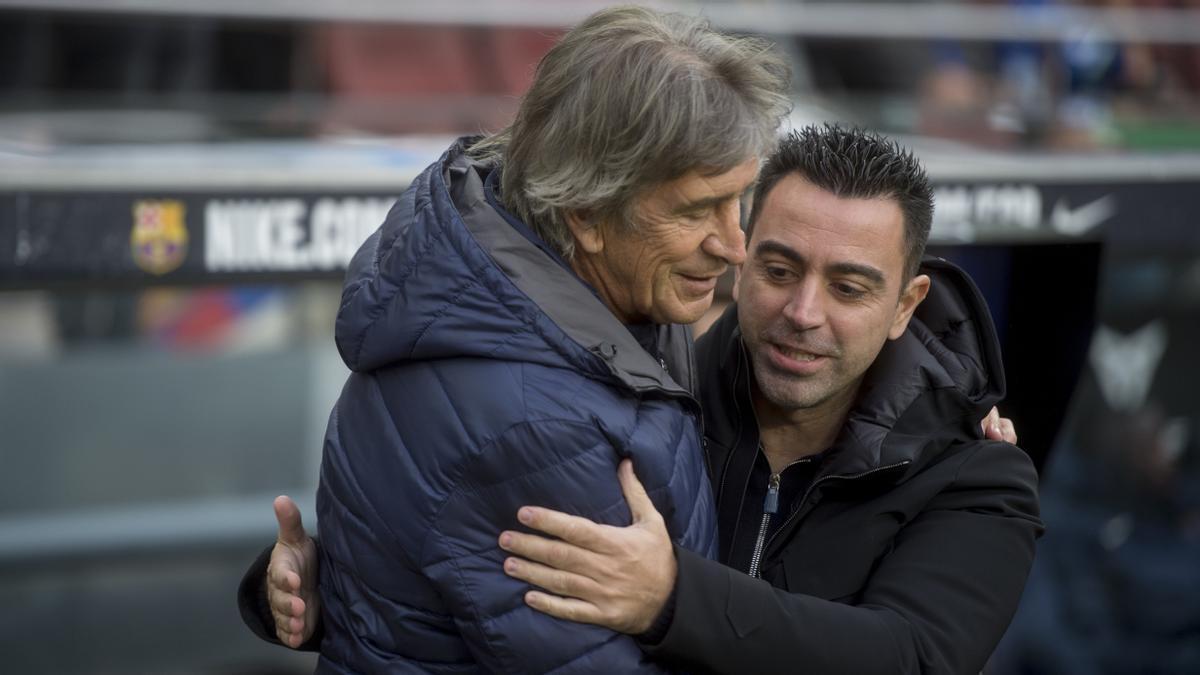 Xavi y Pellegrini se saludan antes del inicio del partido de liga entre el Barça y el Betis  