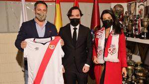 Los dirigentes de Vox Santiago Abascal y Rocío Monasterio junto al presidente del Rayo, Raúl Martín Presa.