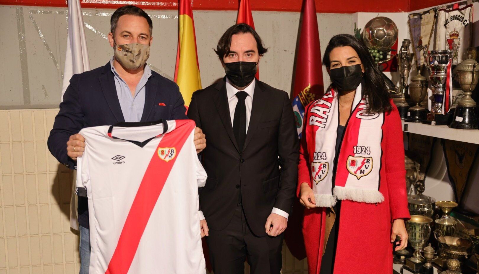 Los dirigentes de Vox Santiago Abascal y Rocío Monasterio junto al presidente del Rayo, Raúl Martín Presa.