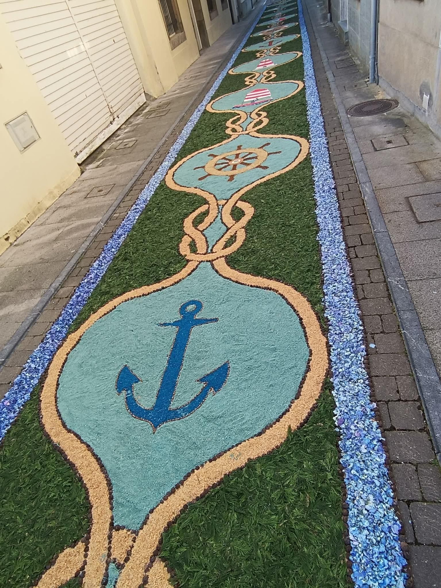 Castropol se llena de color con sus alfombras florales
