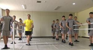 Soldats de Corea del Sud reben classes de ballet.