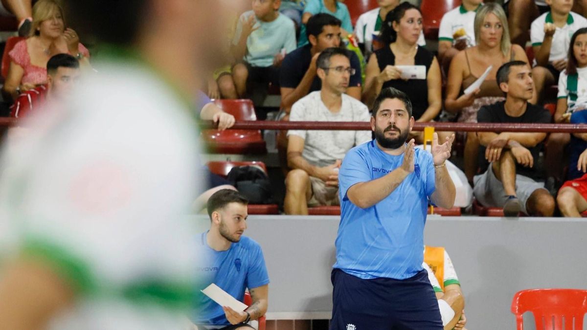 Josan González da instrucciones en el encuentro contra el Manzanares.