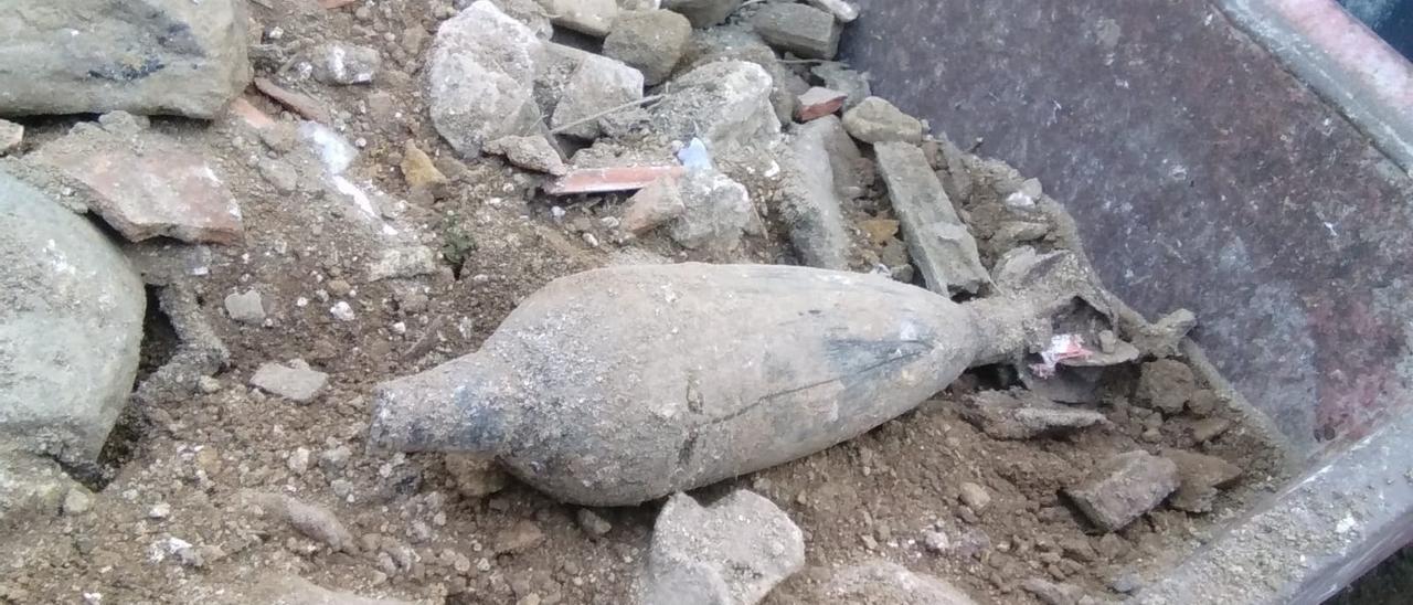 Una de las bombas encontradas en la obra de Villaviciosa.