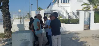Presencia policial y cargos públicos de Orihuela en el acceso a la senda peatonal de Aguamarina