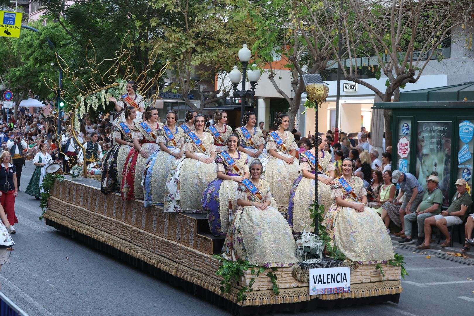 Las Fallas participan del desfile folclórico en la última noche antes de la "llum de les Fogueres"