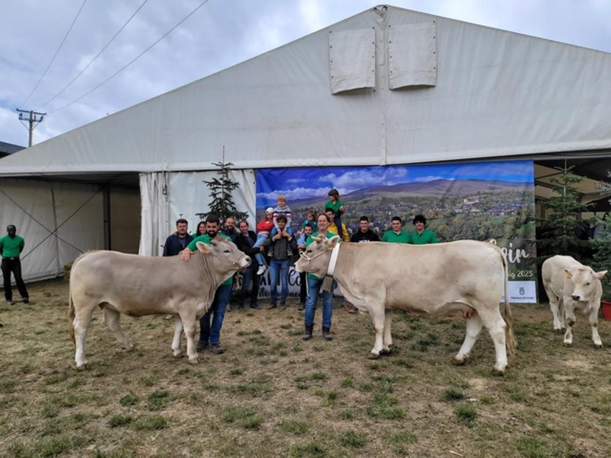 Els ramaders, amb els seus animals guanyadors