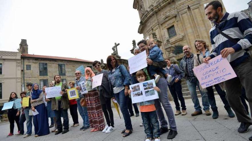 Un aspecto de la concentración realizada ayer ante el santuario de A Peregrina. // Gustavo Santos