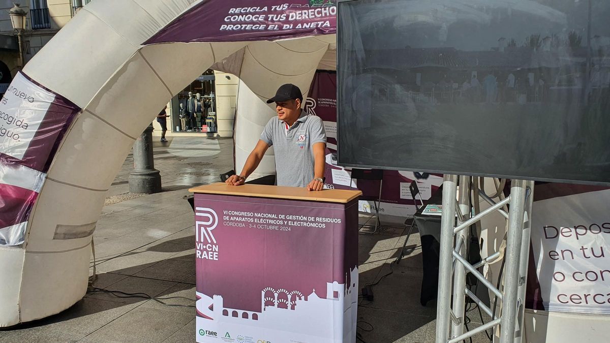 Carpa informativa del Congreso RAEE en Las Tendillas.