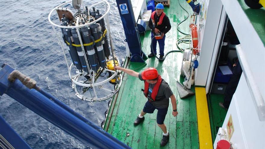 El aparato denominado ´roseta´, es el instrumento ´estrella´ de la oceanografía con el que se toman las mediciones ieo de la temperatura del agua