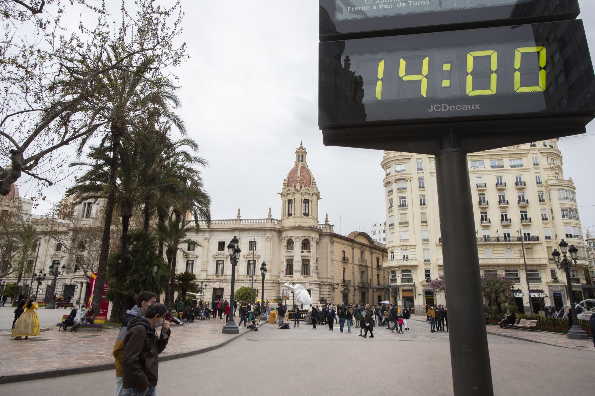 Así estaba en 2020 y así estaba hoy la plaza del Ayuntamiento a la hora de la "mascletà"