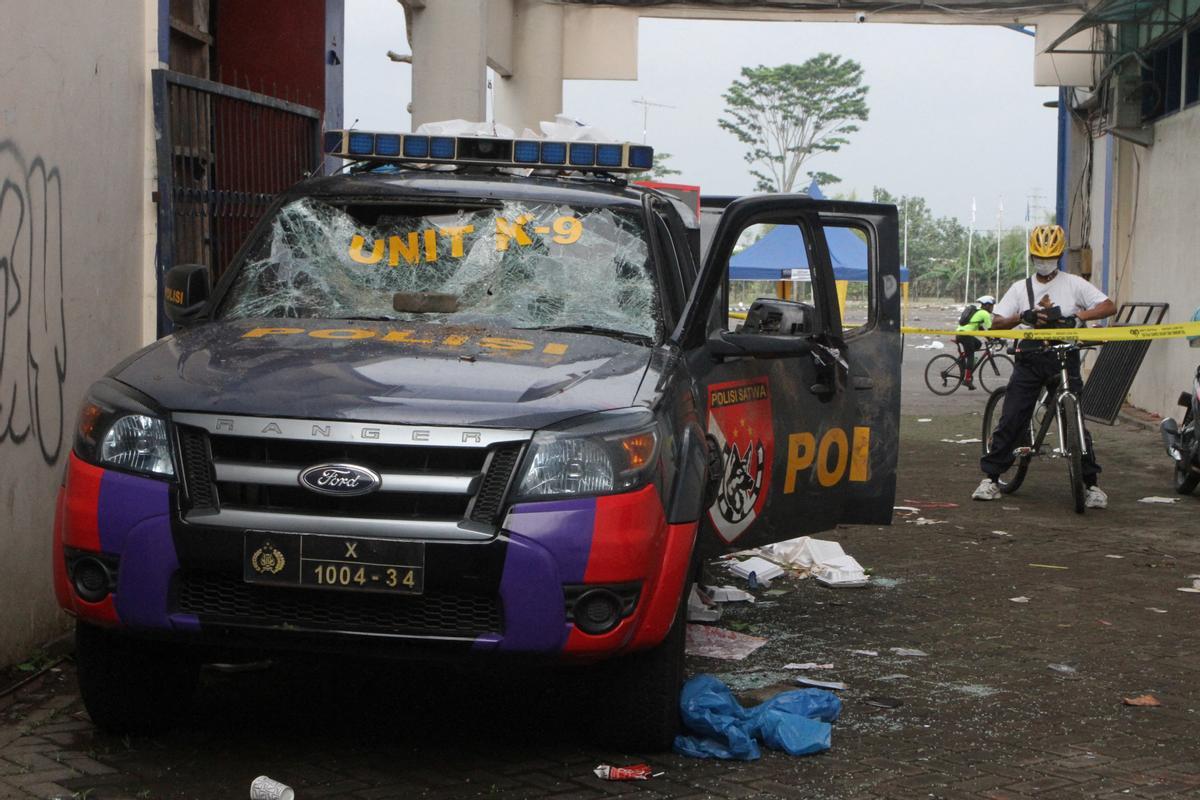 Las imágenes de la trágica avalancha que ha dejado decenas de muertos en un estadio de fútbol en Indonesia