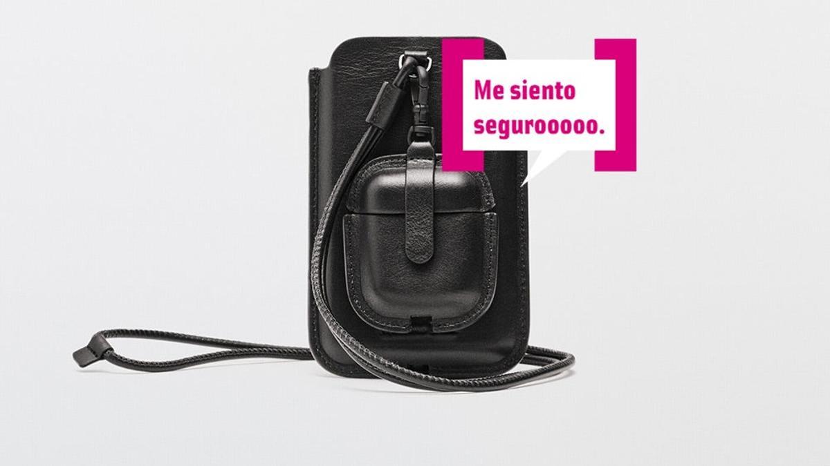 Funda de móvil y de Airpods de Massimo Dutti