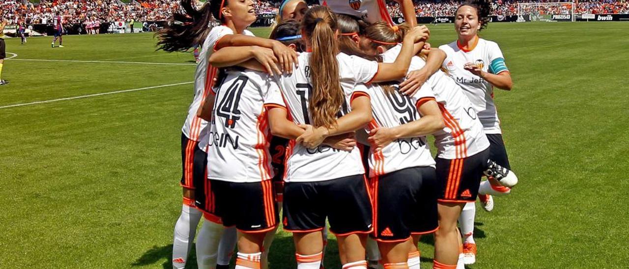 Las futbolistas del Valencia CF celebran un gol en el partido de la temporada 2016/17, en Mestalla.