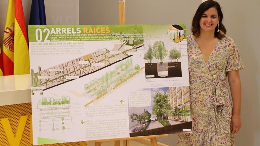 La vicealcaldesa Sandra Gómez muestra uno de los paneles con el detalle de la propuesta para renaturalizar Pérez Galdós.