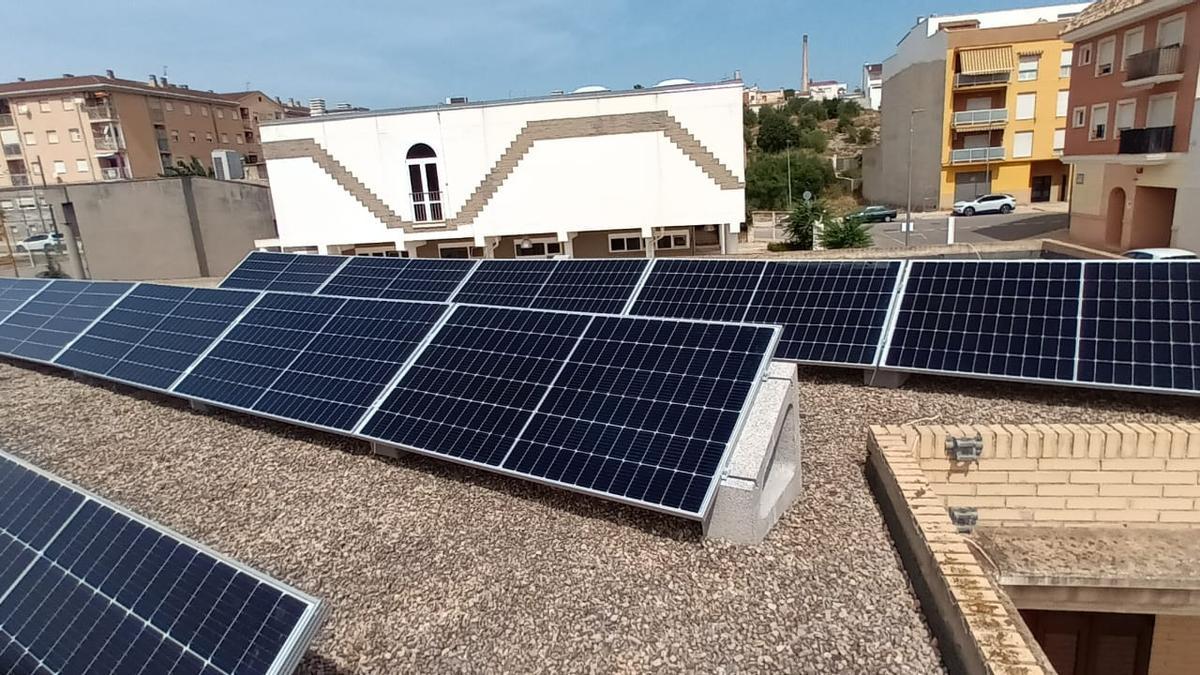Placas solares en la cubierta del colegio La Sènia.