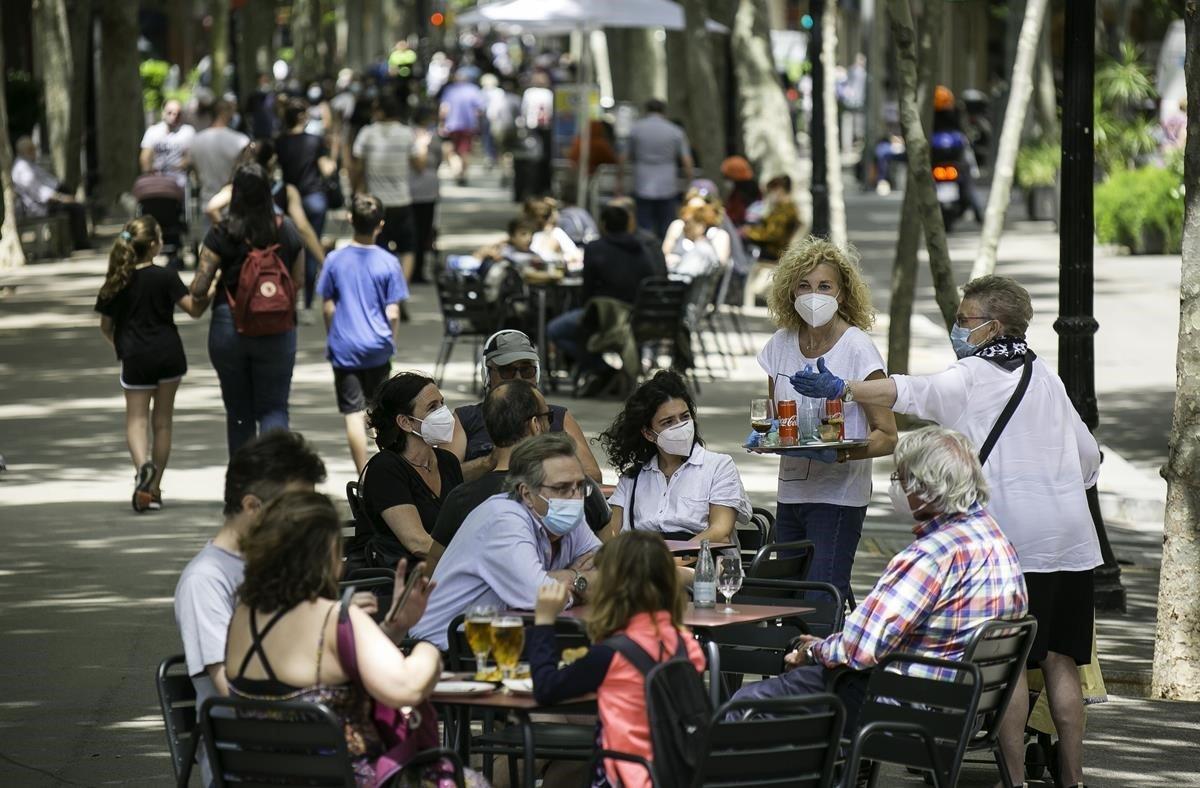 Barcelona entra en la fase 1. Para ilustrar el cambio de fase decido acercarme a la Rambla del Poblenou, alrededor de la cual se articula la vida social y comercial del barrio. La calle, con sus bares, comercios y establecimientos emblemáticos, es el principal lugar de reunión de los vecinos. La Rambla parecía vivir un día de fiesta mayor. Saludos entre amigos, con mascarillas y sonrisas entre vecinos, manteniendo las distancias. Para mucha gente, como para todos los barceloneses, el primer paseo después de semanas de encierro. El simple hecho de encontrarse es un primer paso para recuperar una cierta normalidad