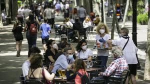 Barcelona entra en la fase 1. Para ilustrar el cambio de fase decido acercarme a la Rambla del Poblenou, alrededor de la cual se articula la vida social y comercial del barrio. La calle, con sus bares, comercios y establecimientos emblemáticos, es el principal lugar de reunión de los vecinos. La Rambla parecía vivir un día de fiesta mayor. Saludos entre amigos, con mascarillas y sonrisas entre vecinos, manteniendo las distancias. Para mucha gente, como para todos los barceloneses, el primer paseo después de semanas de encierro. El simple hecho de encontrarse es un primer paso para recuperar una cierta normalidad