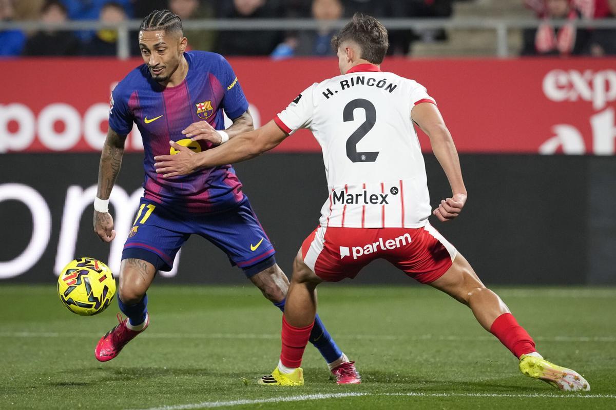 Raphinha intenta llevarse el balón ante el defensa del Girona Hugo Rincón.
