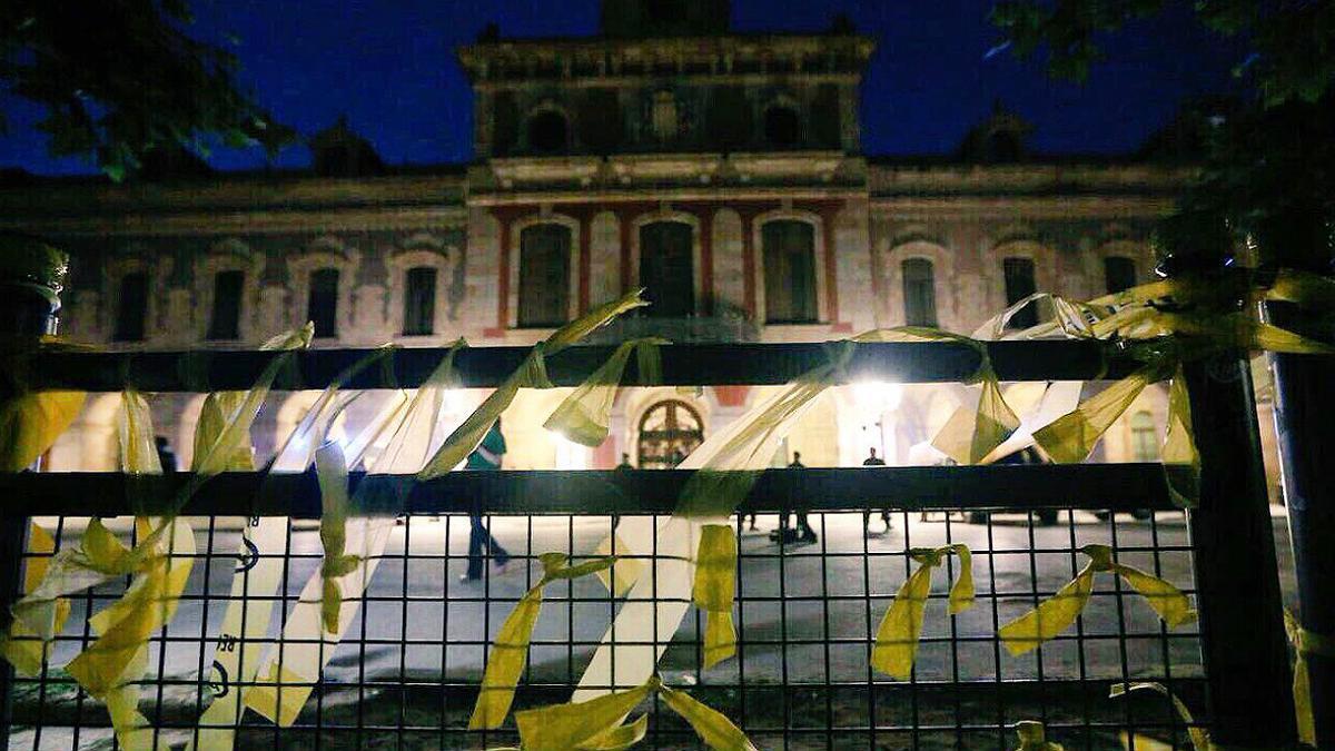 Lazos amarillos en torno al Parlament.