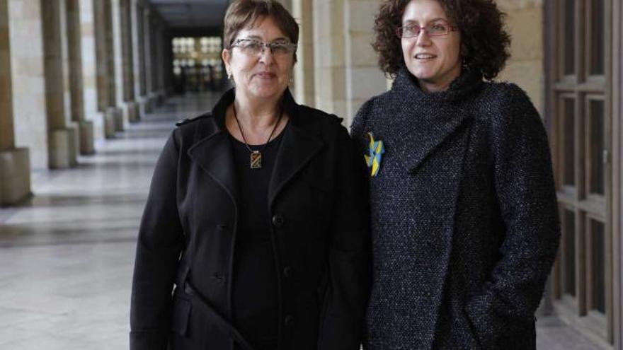 Teresa Bazús, a la izquierda, y Beatriz Lara, ayer, en la Laboral.