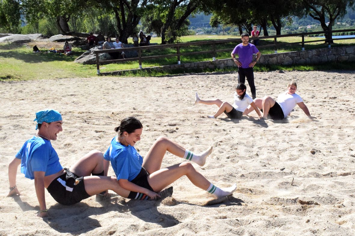 Las Olimpiadas de Aldea hacen de la playa de Vilarello la fusión de deporte y tradición