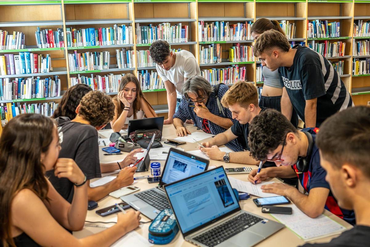 Estudiantes preparan el examen de selectividad en la Biblioteca Jaume Fuster de Barcelona