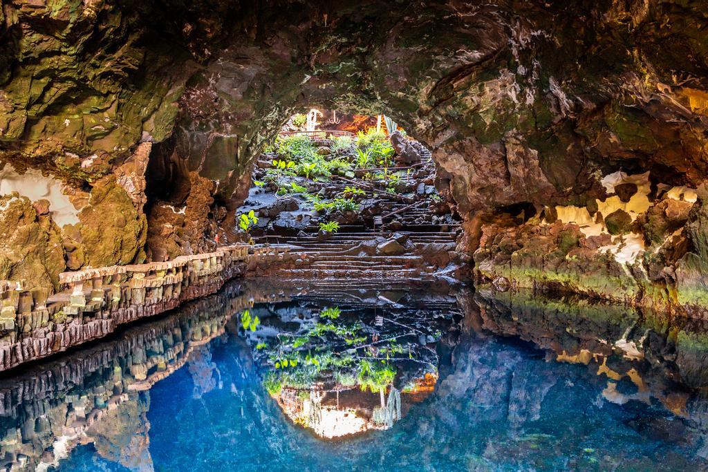 Los Jameos del agua de Lanzarote son una de las atracciones más populares e impresionantes de la isla canaria