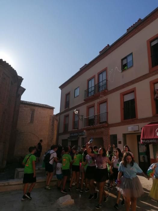 Animado desfile de peñas de Toro.