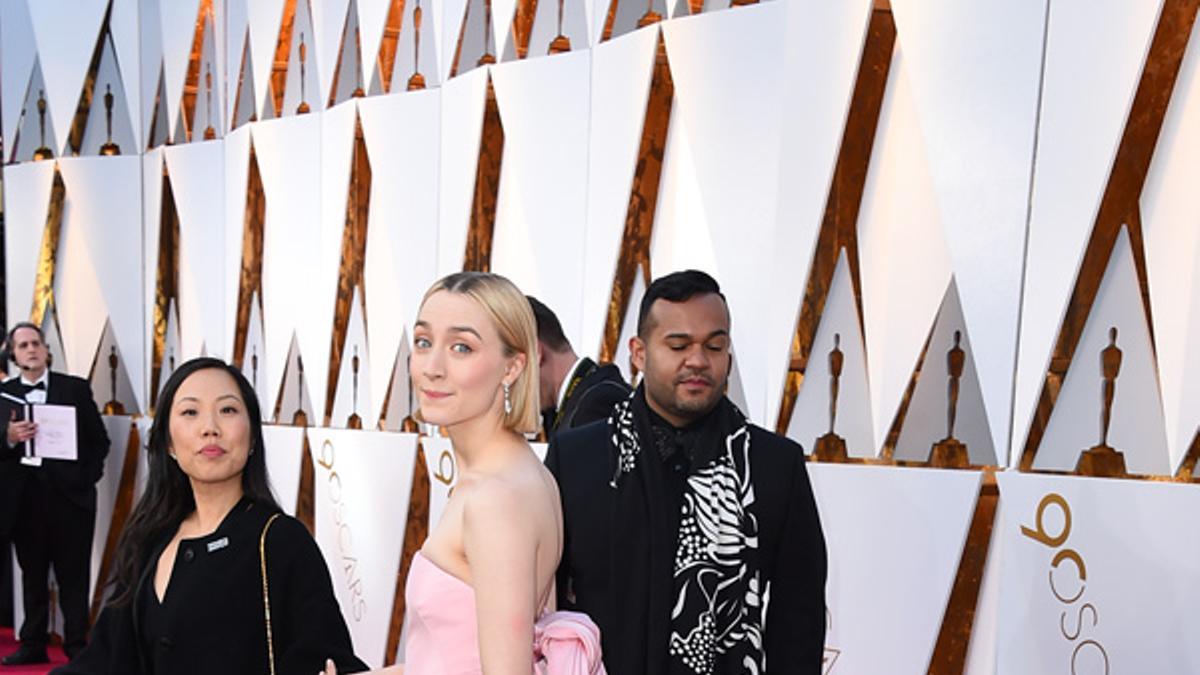 Saoirse Ronan con vestido rosa de Calvin Klein en los Premios Oscar 2018