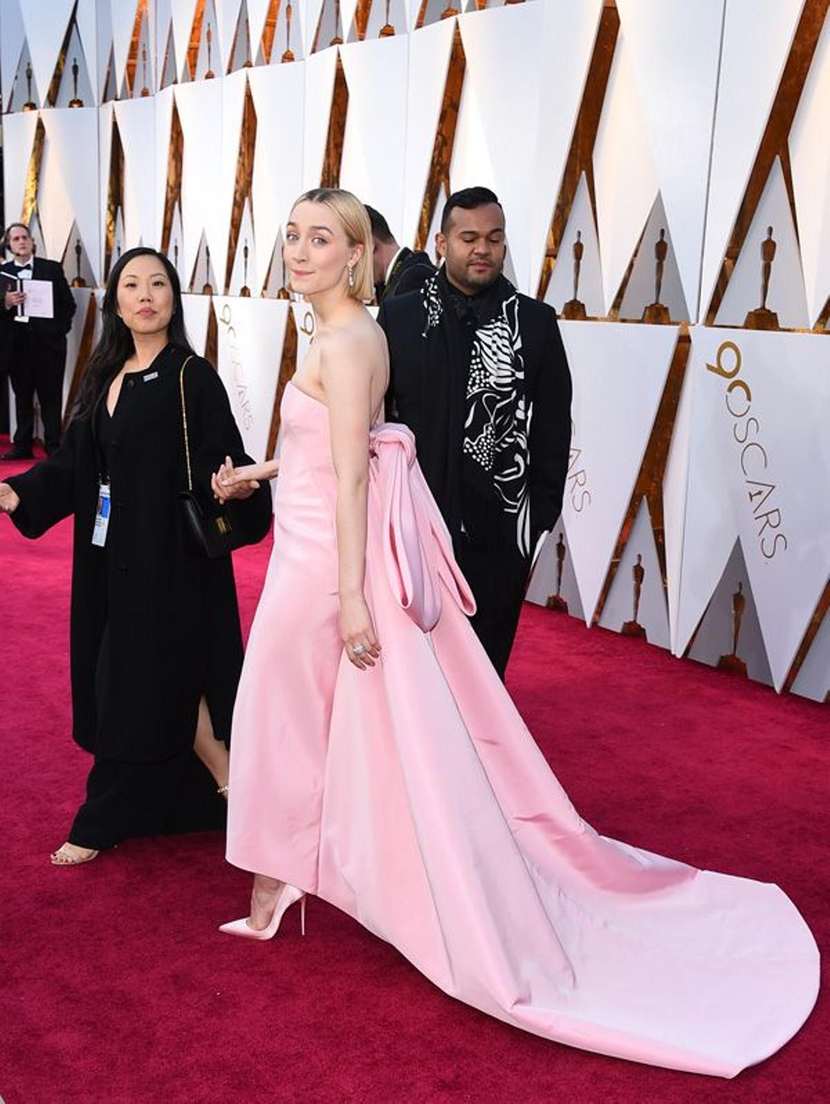 Saoirse Ronan en los Premios Oscar 2018 con vestido rosa de Calvin Klein