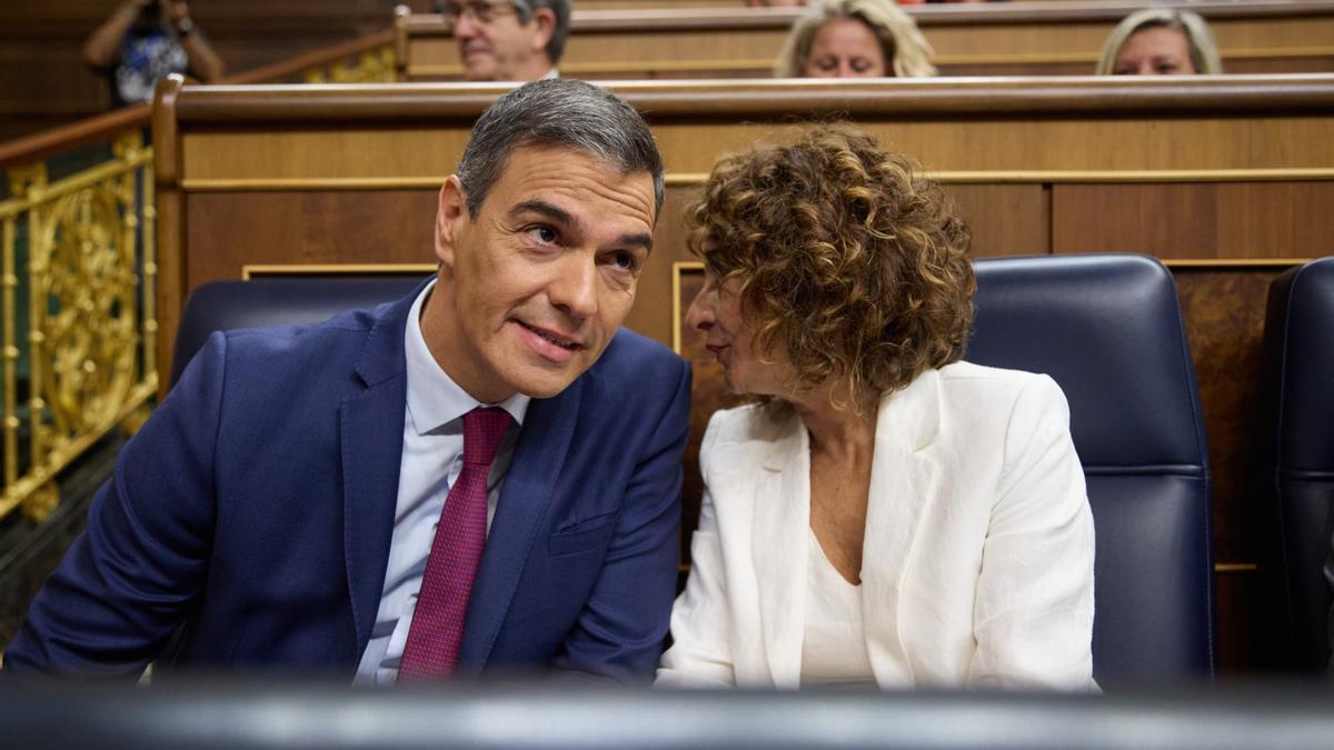 El presidente del Gobierno, Pedro Sánchez, y la vicepresidenta primera y ministra de Hacienda, María Jesús Monetero, este jueves en el Congreso.