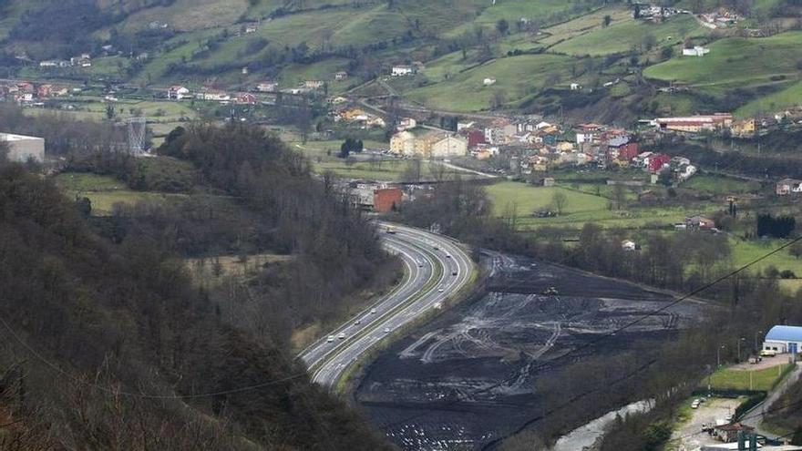 La zona de Villallana donde se hará el aparcamiento, con la autopista al lado.