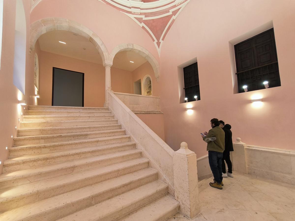 Escalinata principal del Palacio Ducal de Fernán Núñez tras la restauración.