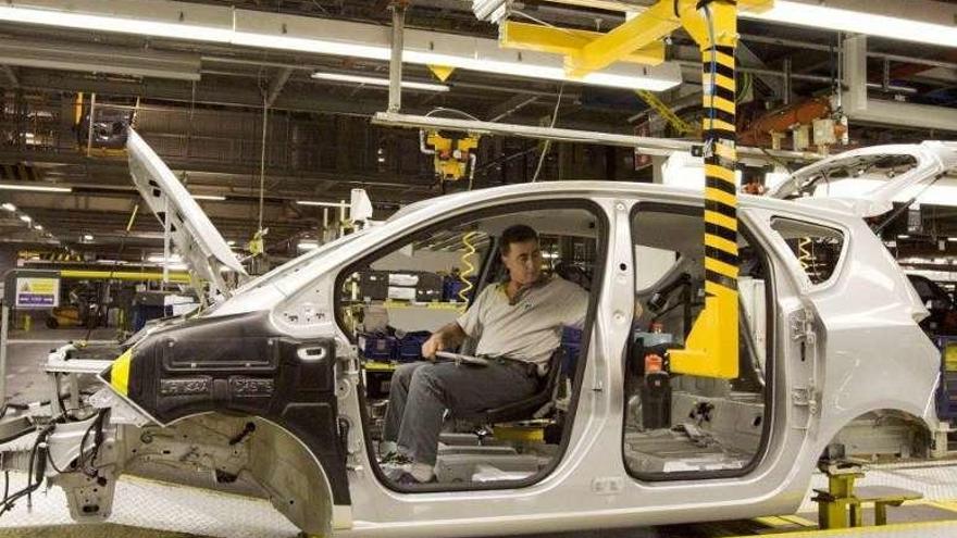 Un trabajador de la planta de Figueruelas (Zaragoza) de Opel. // Efe