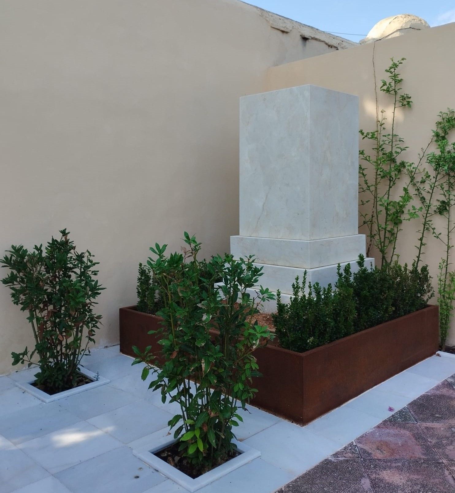 Aspecto del monolito en el cementerio de Palmera, a falta de la placa.